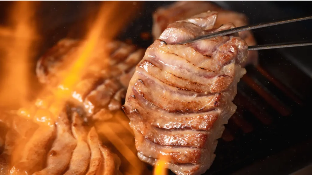 衝撃の旨さ】牛タン好き絶叫！限定にんにく牛タンが店舗解禁